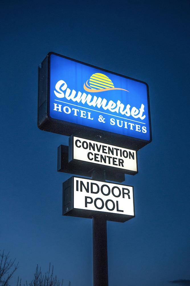 Summerset And Rapid West Hotel 3*